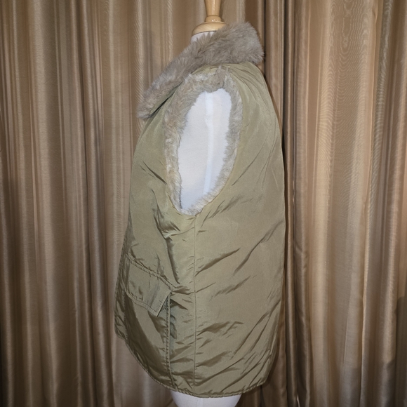 Woolrich Vest with Faux Fur Lining And Collar Size Large - Picture 4 of 9